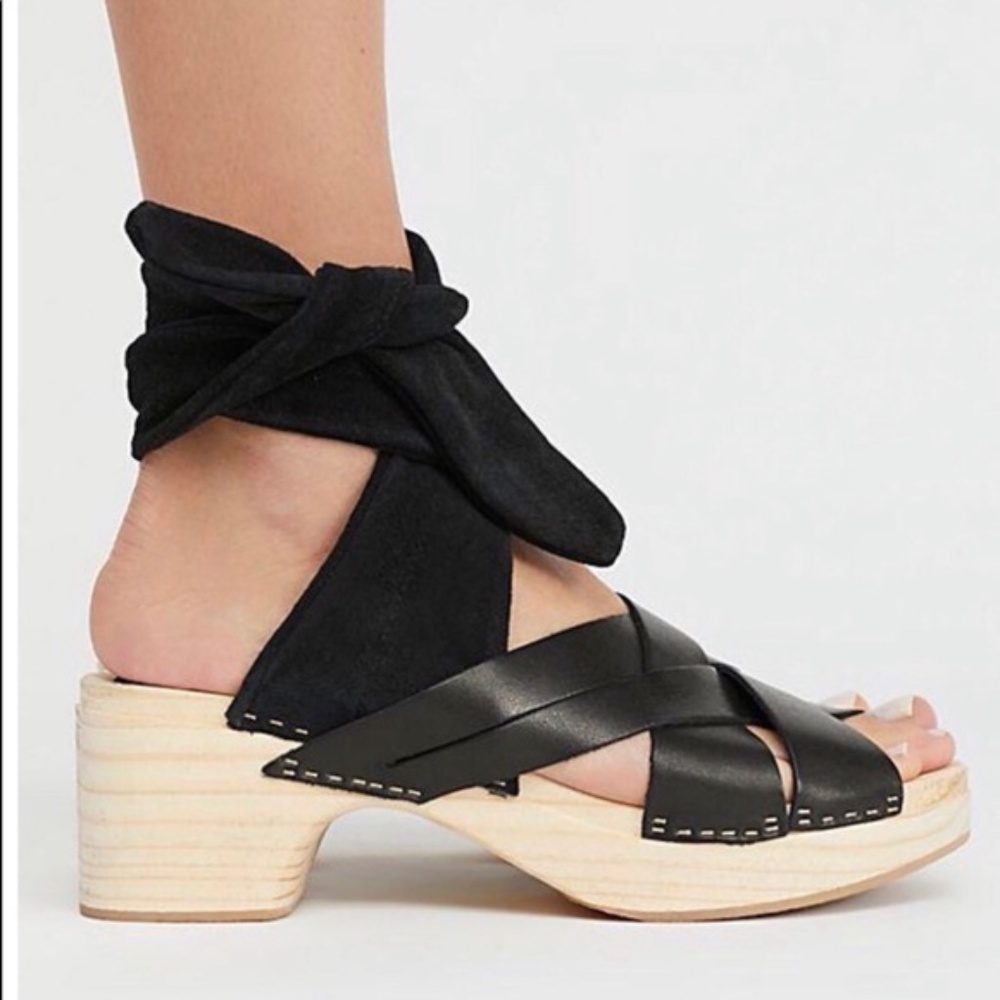 SOLD 🚫 Free People Wrap Clog 👡